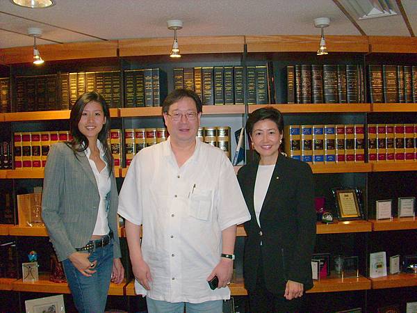 5-28(自左)女兒陸珮妤& Judy於Pamir Law Firm Group名律師陳文俊辦公室合影