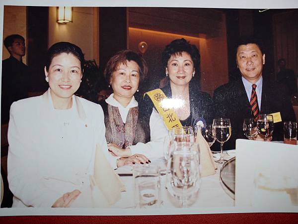 5-34扶輪社授證典禮於遠東飯店舉行(自右)雄獅董事長王文傑暨夫人凌瓏董事長&張蔭湘老師