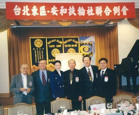 5-26卡內基董事長黑幼龍邀請 Judy於台北東區•安和福輪社演講與社友們合影