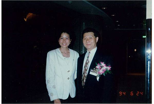 5-32台灣大哥大董事長孫道存出席盛會於香格里拉宴會廳與Judy合影留念