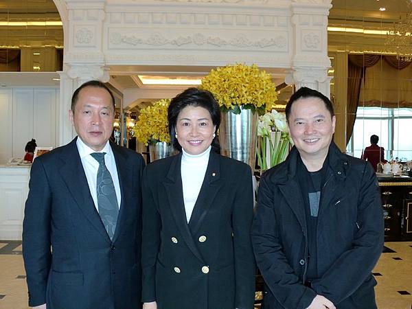 5-36(左)羅馬崗石董事長黄維祝,頂鮮101副董事長蕭敦仁&Judy於頂鮮101合影