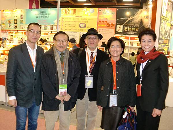 6-2Judy於台北國際書與天下文化事業群總裁高希均和同仁合影2013-1-30