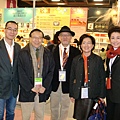 6-2Judy於台北國際書與天下文化事業群總裁高希均和同仁合影2013-1-30