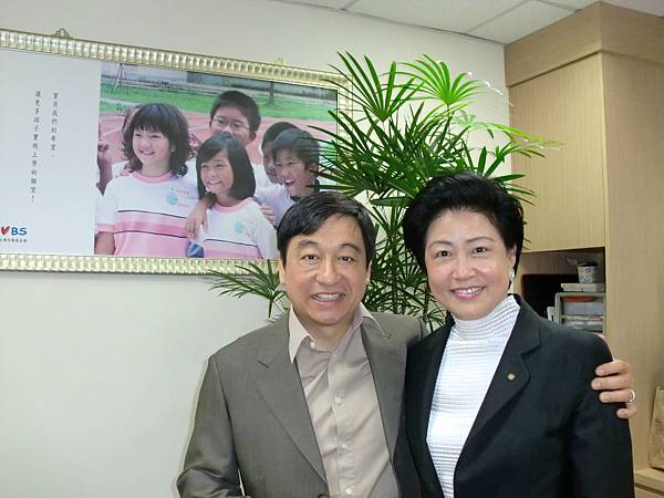 7-3TVBS電視台遷移至內湖,Judy特別慶賀董事長李濤於辦公室合影2010-5-6