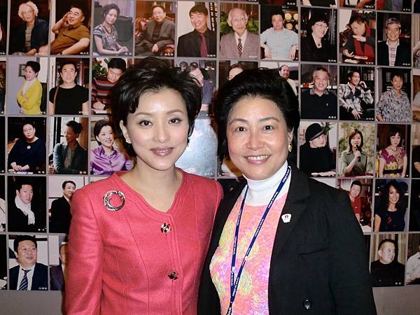 8-14上海世博之旅-太陽集團董事長楊瀾(大陸名主持人)於上海普洱茶莊與Judy合影2010-5-14
