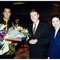 8-7(左一)資深動作巨星史蒂芬席格Steven Seagal下榻遠東飯店,副總和Judy獻花歡迎