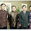16(右二)力晶集團董事長黃崇仁,飯店行銷部協理Mr.Towmy,總經理Mr. Bridle& Judy於上海醉月樓重新開幕合影