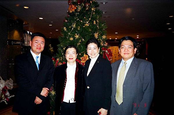 22(左二)惠普董事長何薇玲及友人& Judy於飯店大廳合影