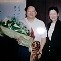5-2敏隆講堂及富邦基金會邀請卓越演說家傅佩榮教授國學課程, Judy於上課前獻花致敬