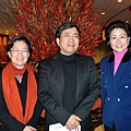 3-2(自左)遠見天下文化事業群發行人王力行,大陸名作家余秋雨& Judy於遠東飯店大廳合影