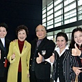 4-2《少年PI》慶功宴-(自左)Judy,台中市長胡志強賢伉儷,曾秋燕董事長,名畫家王迎春於台中市政府合影2013-3-3