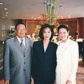 8華光航業公司總裁趙世光,夫人何莉莉(電影明星)& Judy於遠東大廳合影