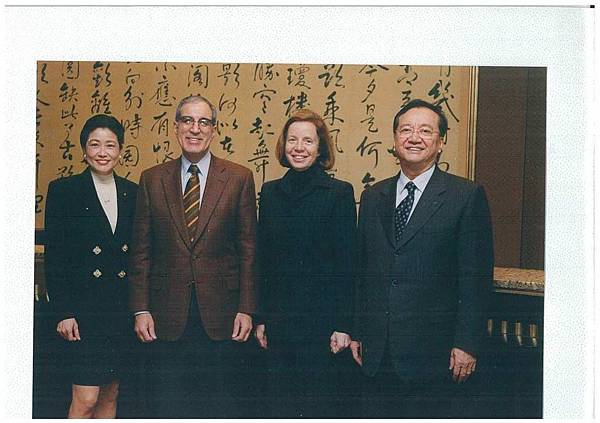 6(自右)卡內基訓練中心董事長黑幼龍,卡內基執行長夫婦 &陸莉玲 於飯店大廳合影