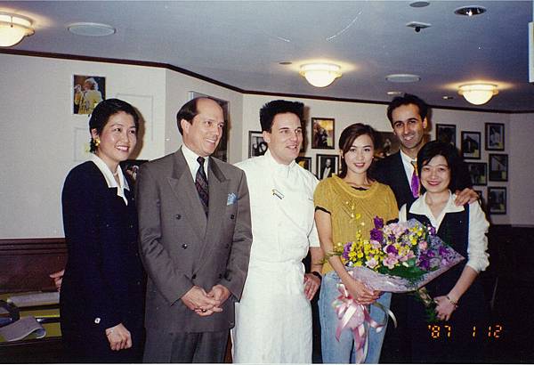 10巨星劉嘉玲下榻遠東飯店,(自左)陸莉玲,總經理Mr. Healy,主廚,劉嘉玲,同事李佳燕&副總經理Mr. Schweder於明星天地合影