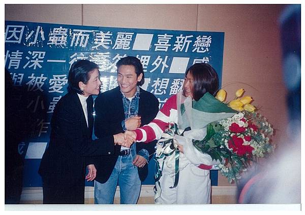 16(自右)名作曲家小蟲出席名歌星杜德偉新歌發表會,陸莉玲獻花致敬