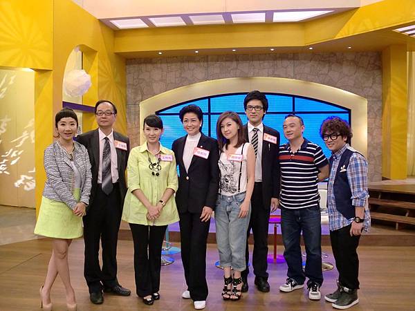 12-2《姐妹淘心話》-(自左)主持人陶晶瑩,王瑞德,主播汪用和,陸莉玲,主播周明璟,徐欽煌,周旭恆&主持人納豆於攝影棚合影2012-7-27