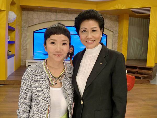 12-1《姐妹淘心話》主持人陶晶瑩&陸莉玲於攝影棚合影2012-7-27