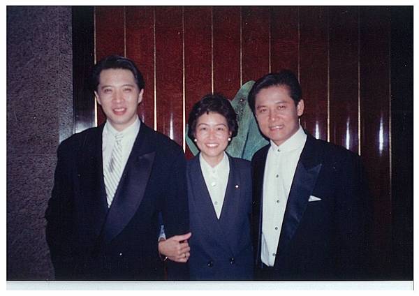 22(自左)市議員歐陽龍,陸莉玲&名主持人徐乃麟於飯店大廳合影