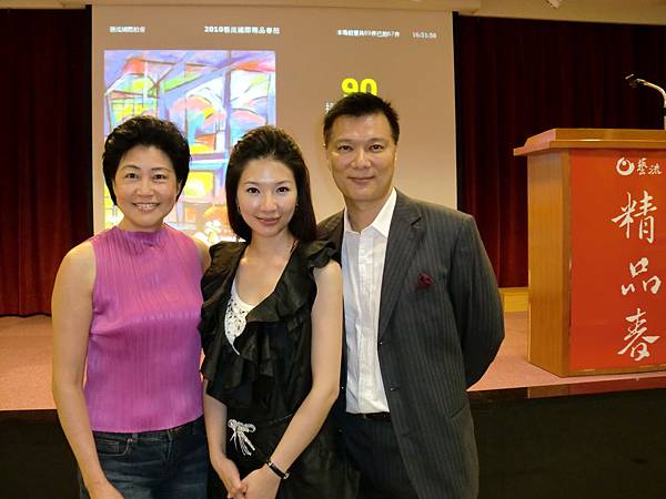 23(自右)名作家&名主持人蔡詩萍擔任藝術精品拍賣官,夫人林書煒&陸莉玲於會場合影