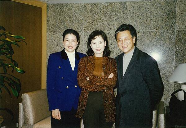 25(自右)名主持人陶大偉,名演員席曼寧與陸莉玲於遠東飯店香宮餐廳前合影