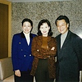25(自右)名主持人陶大偉,名演員席曼寧與陸莉玲於遠東飯店香宮餐廳前合影