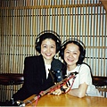 30名主持人謝佳勳邀請陸莉玲出席電台訪問,於錄音室合影