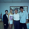 9Judy陪同兒子Max&女兒Wennie 拜訪(右二)莊敬高中常務董事王傳亮於辦公室合影