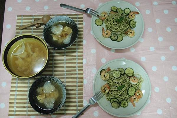 2012/10/16晚餐：青醬鮮蝦義大利麵＆愛心大根味噌湯