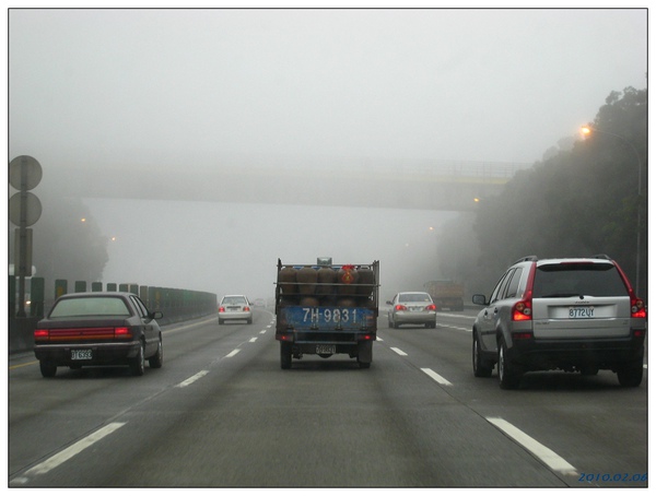 霧茫茫的高速公路