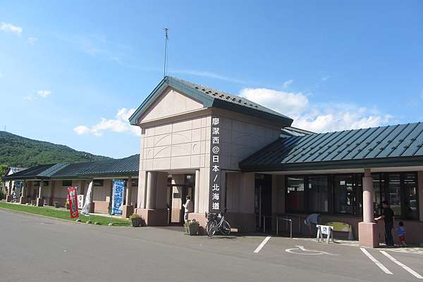 帶孩子一起去日本24 北海道自駕遊 13 06 道東自動車道 占冠村道 の駅吃午餐 花人街道237的景點 在如詩如畫的かなやま湖的湖畔散步 帶孩子一起去日本24 北海道自駕遊 13 06 道東自動車道 占冠村道 の駅吃午餐 花人街道237的景點 在如詩如畫的かなやま湖的湖畔散步