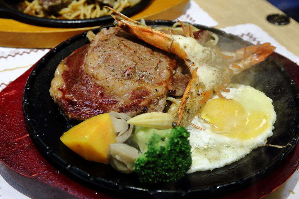 食 基隆 月之牛炙燒牛排專賣店 基隆牛排推薦 超划算雙拼主餐吃飽飽 飲料自助吧無限供應 翰寶寶與小珊珊的旅遊美食生活手札