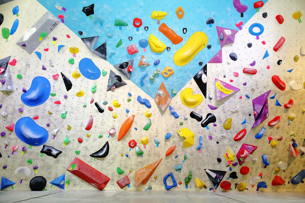 新莊｜POGO攀岩館：挑戰自我的室內輕旅行！攀岩抱石初體驗，力量與技巧的結合 輕旅行