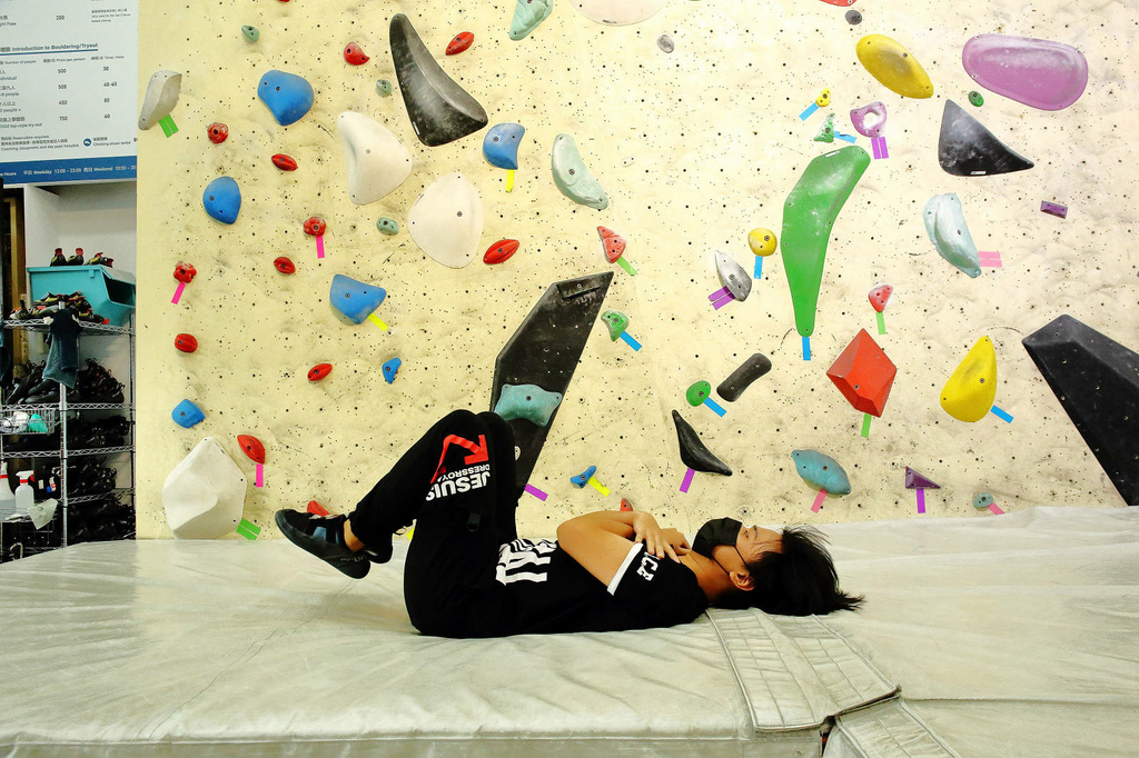 新莊｜POGO攀岩館：挑戰自我的室內輕旅行！攀岩抱石初體驗，力量與技巧的結合 輕旅行