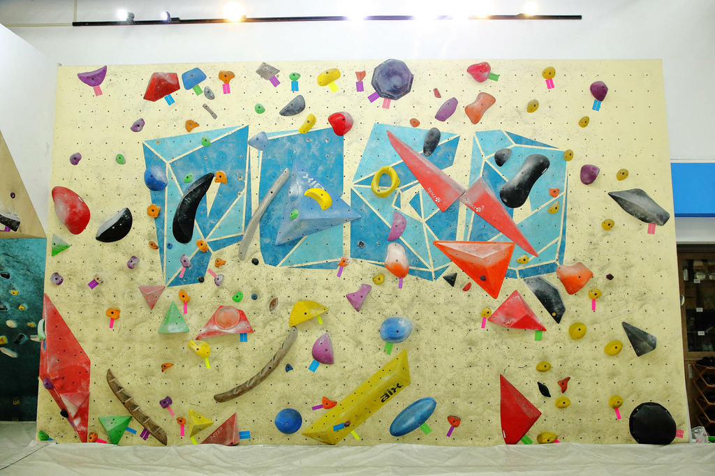 新莊｜POGO攀岩館：挑戰自我的室內輕旅行！攀岩抱石初體驗，力量與技巧的結合 輕旅行