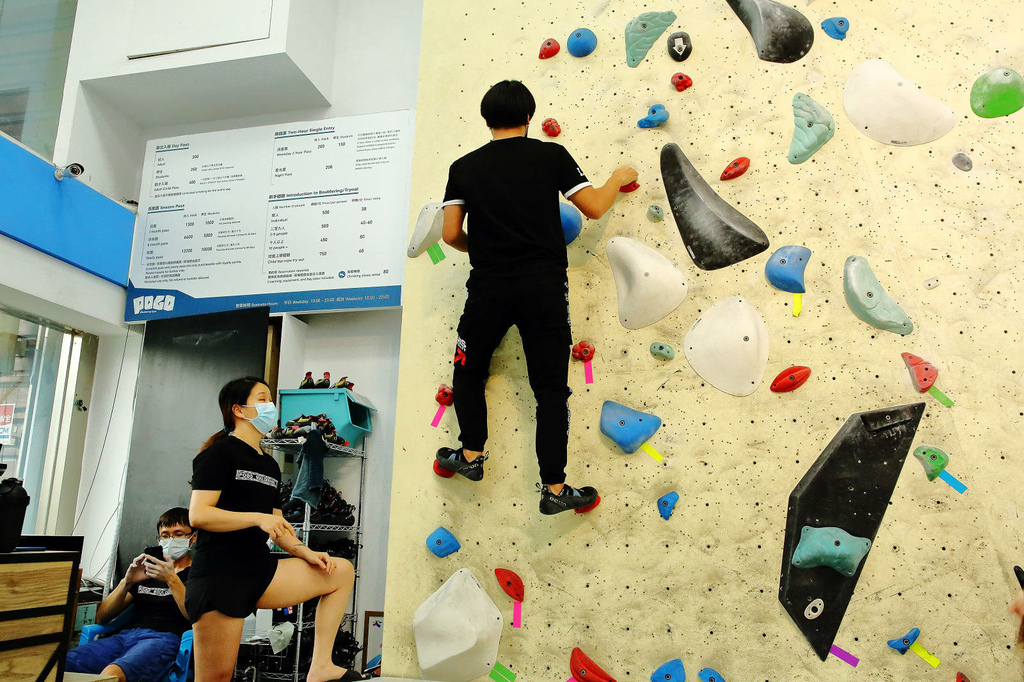 新莊｜POGO攀岩館：挑戰自我的室內輕旅行！攀岩抱石初體驗，力量與技巧的結合 輕旅行
