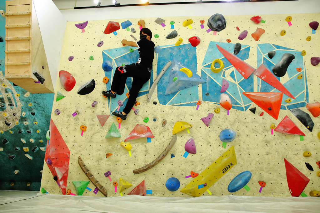 新莊｜POGO攀岩館：挑戰自我的室內輕旅行！攀岩抱石初體驗，力量與技巧的結合 輕旅行