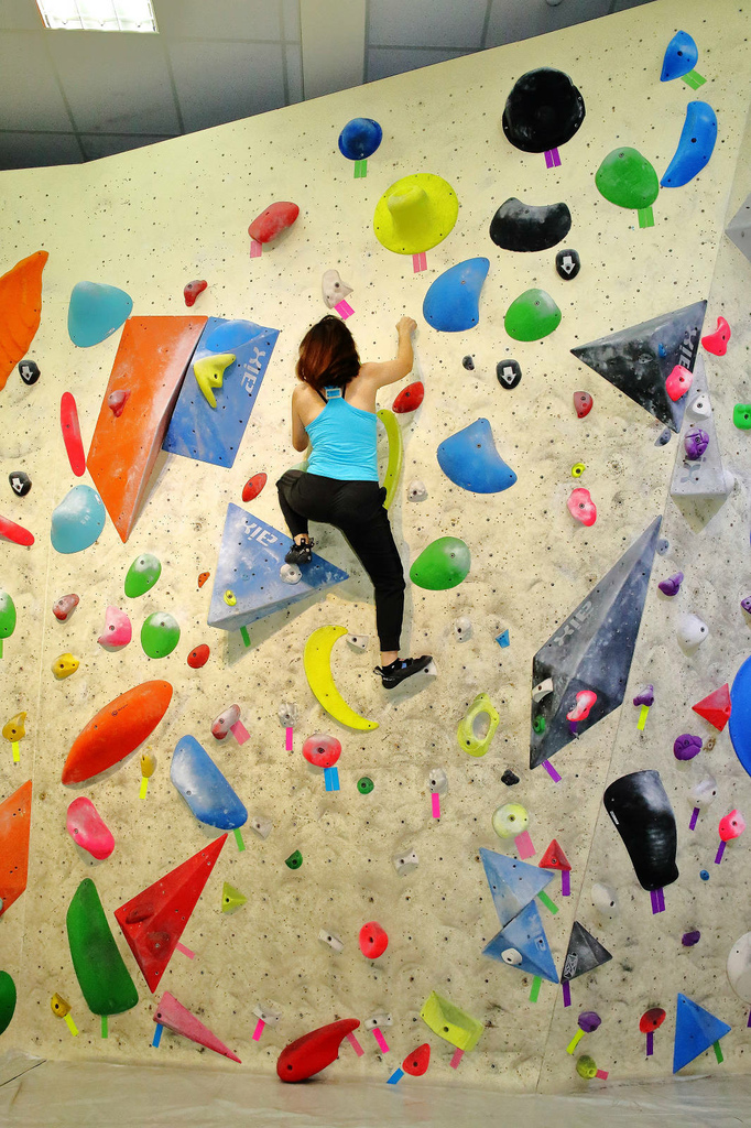 新莊｜POGO攀岩館：挑戰自我的室內輕旅行！攀岩抱石初體驗，力量與技巧的結合 輕旅行