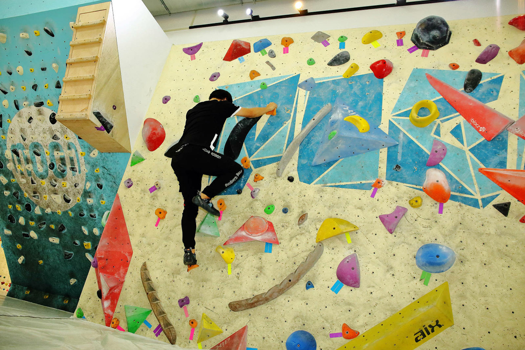 新莊｜POGO攀岩館：挑戰自我的室內輕旅行！攀岩抱石初體驗，力量與技巧的結合 輕旅行