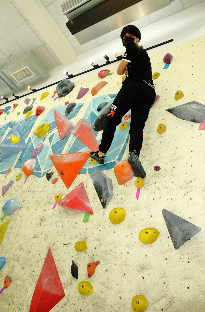 新莊｜POGO攀岩館：挑戰自我的室內輕旅行！攀岩抱石初體驗，力量與技巧的結合 輕旅行