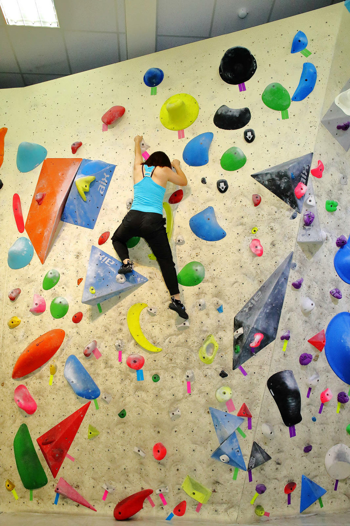 新莊｜POGO攀岩館：挑戰自我的室內輕旅行！攀岩抱石初體驗，力量與技巧的結合 輕旅行
