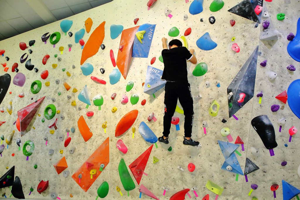 新莊｜POGO攀岩館：挑戰自我的室內輕旅行！攀岩抱石初體驗，力量與技巧的結合 輕旅行