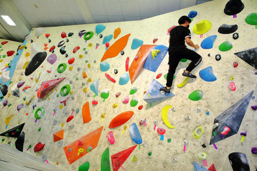 新莊｜POGO攀岩館：挑戰自我的室內輕旅行！攀岩抱石初體驗，力量與技巧的結合 輕旅行