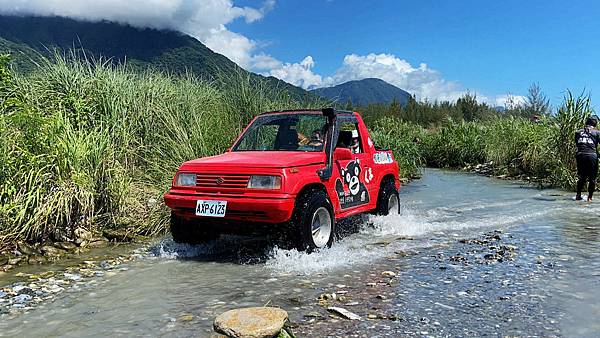 LINE_ALBUM_石頭拱門沙灘車_210921_20.jpg