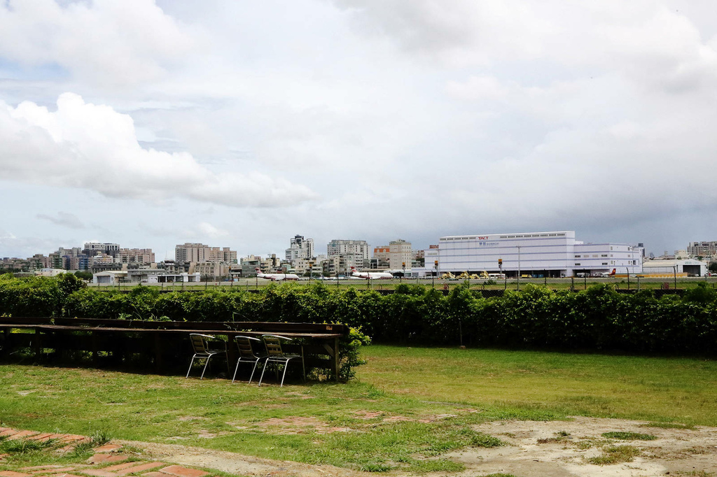 高雄親子景點寵物友善景觀餐廳。喝咖啡看飛機、可愛動物區互動、