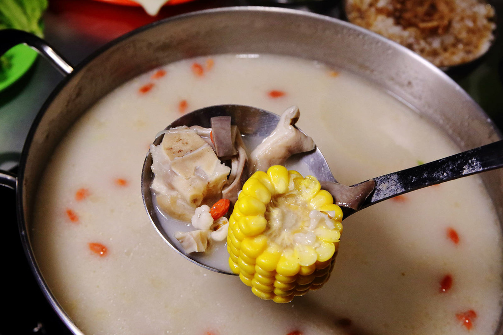 饒河夜市美食推薦，蘇記嘀兜雞台北松山店，獨門祕製超濃郁大骨湯