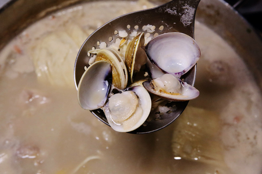 饒河夜市美食推薦，蘇記嘀兜雞台北松山店，獨門祕製超濃郁大骨湯