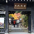 依山而建的常寂光寺是嵐山著名的賞楓勝地