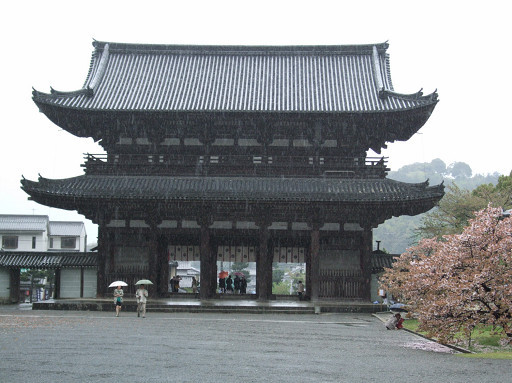 雨中回望氣勢沈穩的二王門