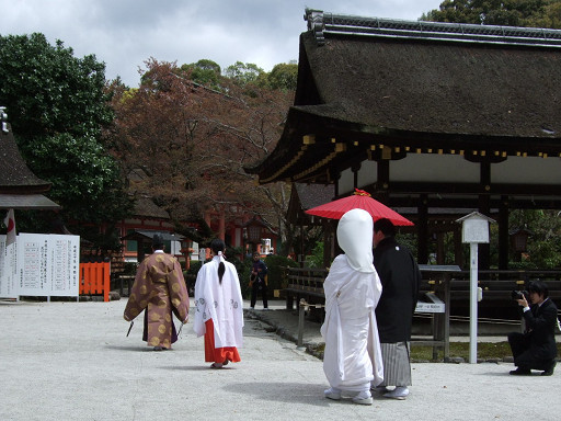 離開前，碰巧看到一對穿著日本式禮服的新人，正快步的往神社裡走去。