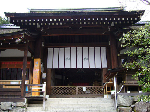 被登錄為世界文化遺產的上賀茂神社，在每年五月所舉行的「葵祭」也相當有名。